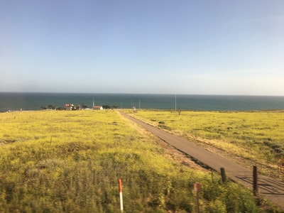 长长的混凝土道路前往海滩
